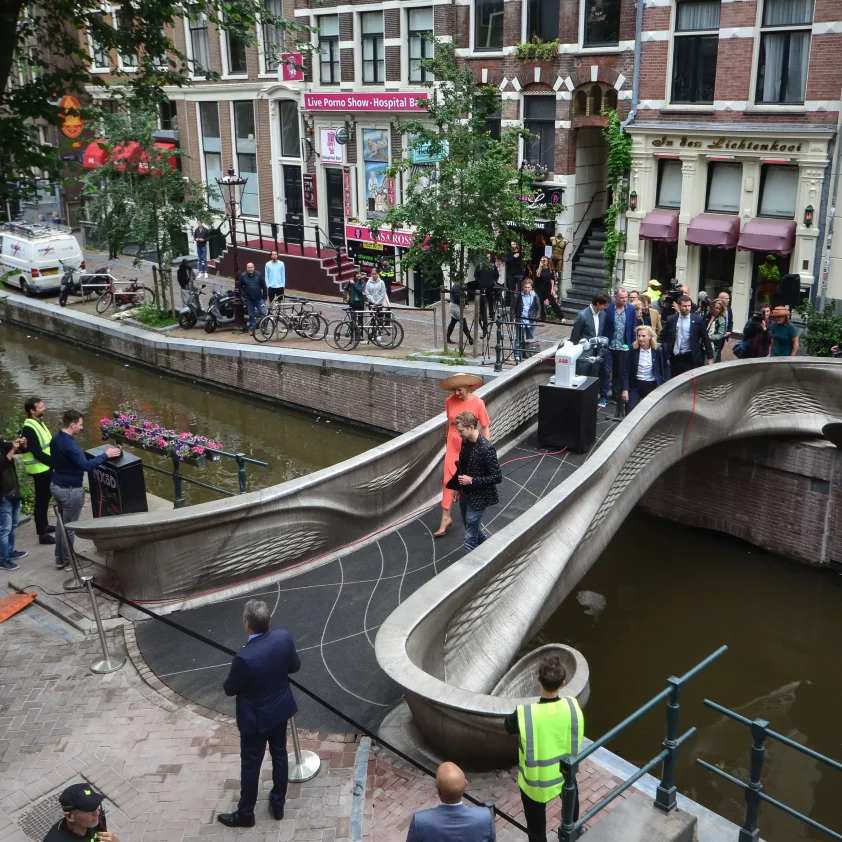 MX3D_Bridge_Opening_YourMajestyTheQueenMaxima_ByAdriaandeGroot (1)