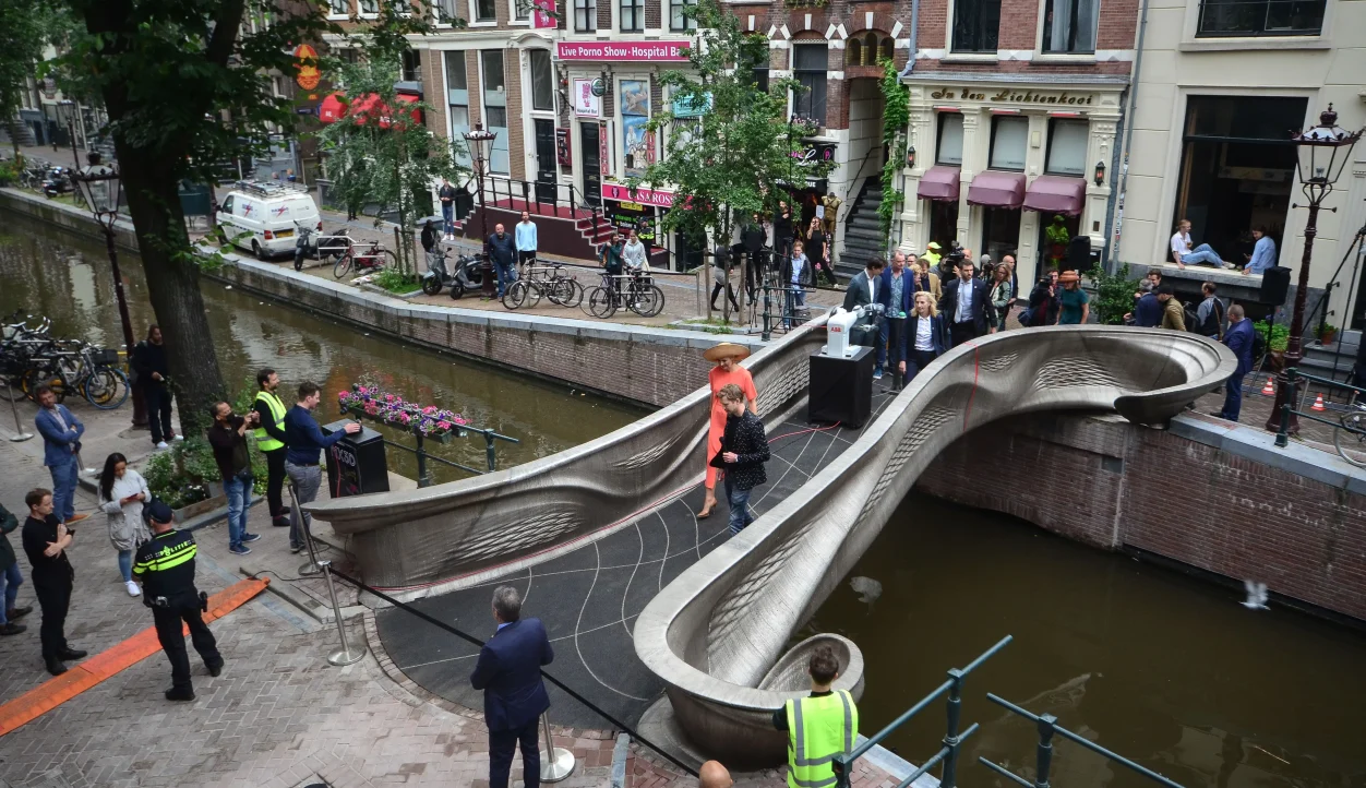 MX3D_Bridge_Opening_YourMajestyTheQueenMaxima_ByAdriaandeGroot (1)